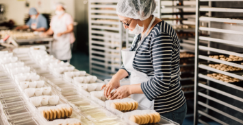 Femme travaillant à l’atelier de boulangerie 